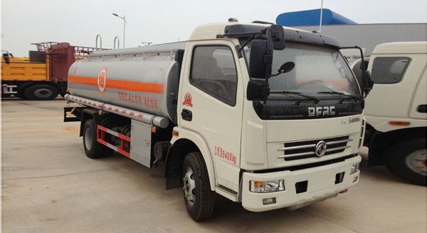 東風多利卡加油車