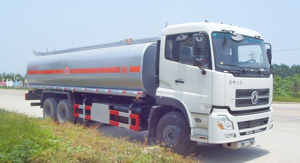 東風天龍後雙橋運油車