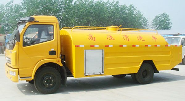 東風多利卡清洗車