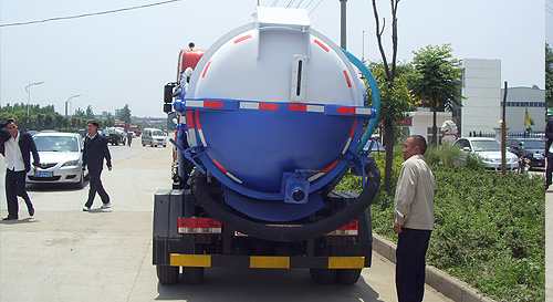 東風多利卡真空吸汙車