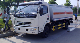 東風多利卡加油車